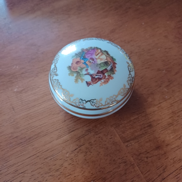 Limoges France Victorian style Man Courting Woman Porcelain Trinket Box - Picture 3 of 7